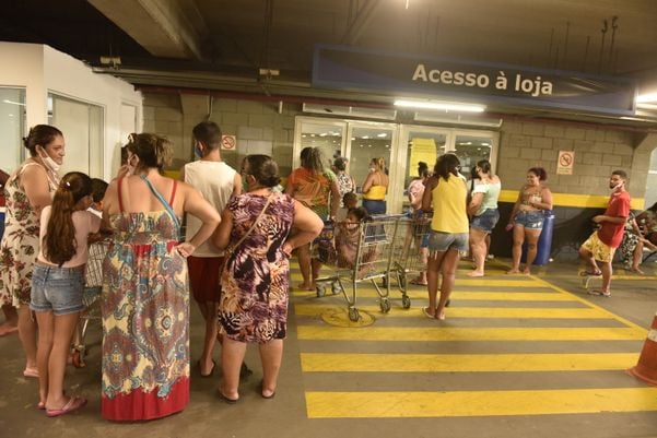 Fila para fazer compras no Walmart, em Vitória por Ricardo Medeiros