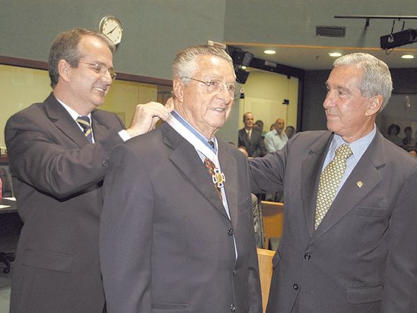 2005 - Jonice Tristão, que assumiu o comando das empresas de seu pai em 1960, recebe de Cesar Colnago e José Tasso a Comenda Domingos Martins, que é a mais alta honraria do Legislativo capixaba por Mônica Zorzaneli/Arquivo A Gazeta