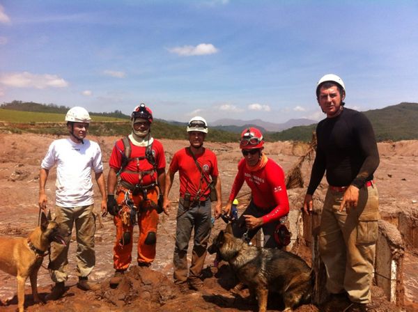 Cadela Bala em missão na lama em Minas Gerais