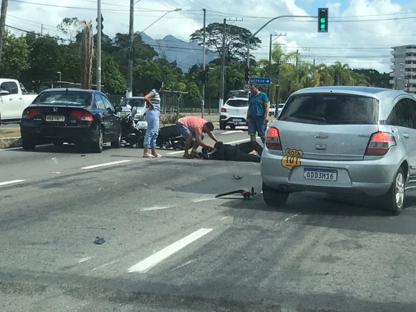 Acidente envolvendo duas motos na avenida Fernando Ferrari, Jardim da Penha, Vitória