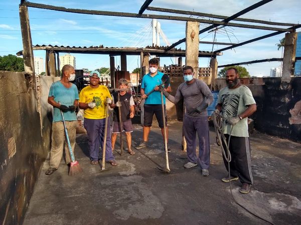 Amigos fizeram mutirão para retirar objetos destruídos após incêndio em loja de cadeiras do Rodrigo, em Andorinhas
