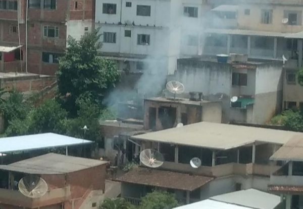 Casa pegou fogo no bairro Novo Parque, em Cachoeiro de Itapemirim. Crédito: Reprodução/ Redes sociais