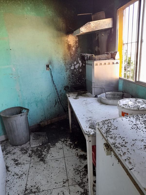 Cozinha do estabelecimento de Fernando Loyola ficou destruída após incêndio no bairro Jaburu, em Vitória