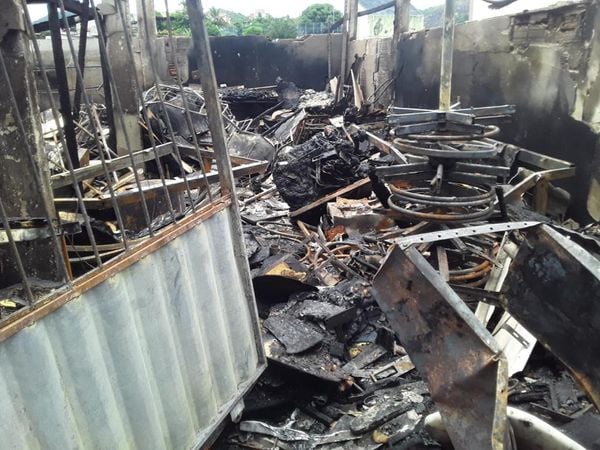 Loja de cadeiras ficou completamente destruída após incêndio em Andorinhas, Vitória