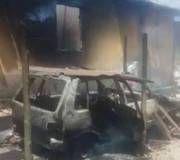  Homens colocam fogo em carro e casa na zona rural de Boa Esperança 