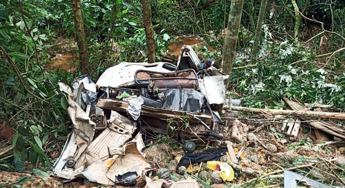 Caminhão caiu em uma ribanceira, às margens da pista da rodovia federal. O motorista ferido foi socorrido por populares