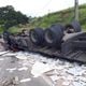 Imagem - Caminhão tomba e motorista morre preso às ferragens em Cachoeiro