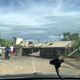 Imagem - Carreta tomba e interdita parcialmente trecho da BR 482 em Cachoeiro