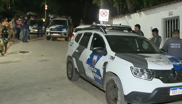 Agente penitenciário foi baleado nas costas e teve a arma levada pelos bandidos no Morro do Moreno