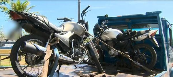 Agressores deixaram moto para trás depois de usar capacete para bater em ladrão
