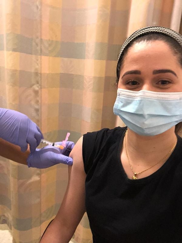 A brasileira Nathália dos Reis Monteiro recebeu a vacina Moderna, contra a Covid-19, no Jacobi Hospital, em Nova Iorque, EUA, onde trabalha 