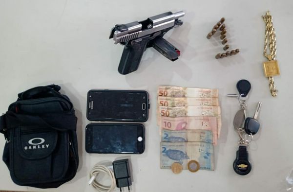 A Polícia Militar prendeu três homens e apreendeu uma pistola em operação em Vitória