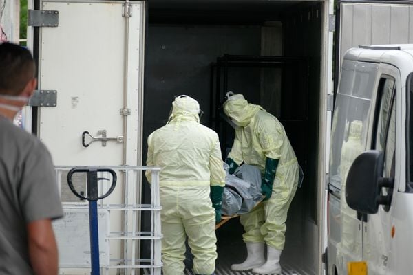 Funcionários do HPS João Lúcio, retiram corpo de morto por coronavírus de contêiner frigorífico, em Manaus (AM)