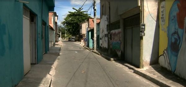 Homem foi perseguido e espancado depois de tentar roubar moradora do bairro Feu Rosa, na Serra