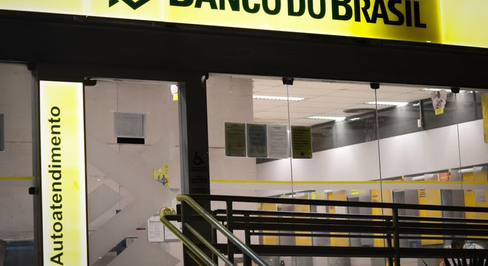 O banco anunciou no início da semana que vai fechar 361 unidades no país e abrir PDV para desligar 5 mil funcionários. Implementação plena das medidas deve ocorrer durante o primeiro semestre deste ano