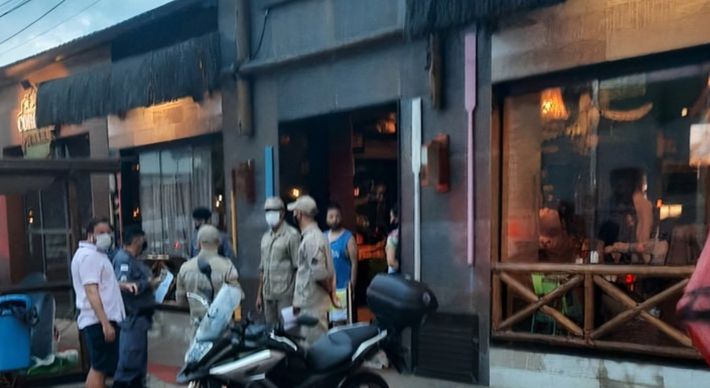 Três restaurantes localizados no bairro Jardim Camburi mantiveram as portas abertas após às 16 horas no domingo (10), o que não é permitido durante a pandemia de Covid-19