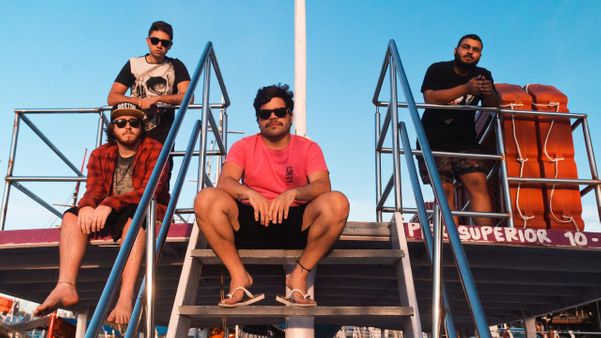 A banda Outrora 027: João Mendes (vox), Enrico Induzzi (baixo), Gabriel Brian (bateria) e Matheus Rocha e Pedro Pedroni (guitarras)