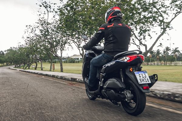 A NMax 160 ABS faz cerca de 35 km/l e sua autonomia é de 250 quilômetros. Ou seja, uma boa companheira na cidade, podendo rodar até em uma via mais rápida