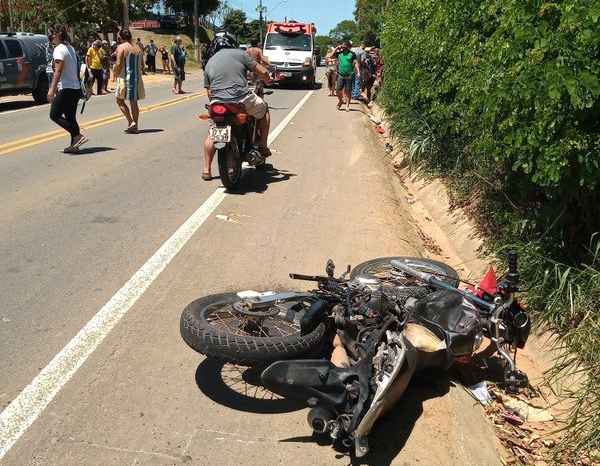 Uma das motos ficou caída no acostamento da via. Crédito: Redes sociais