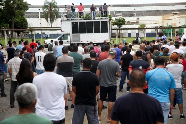 Ford anuncia fechamento da fábrica em Taubaté, no interior de São Paulo, nesta segunda-feira (11) Sindicato realiza assembleia com os metalúrgicos no estacionamento da fábrica