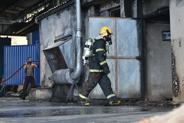 Incêndio é registrado em empresa de exportação de café em Vila Velha por Fernando Madeira