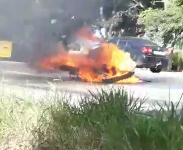 Motocileta pegou fogo no acidente 