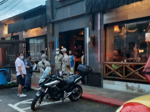Restaurantes são fechados após descumprir horário de funcionamento na pandemia