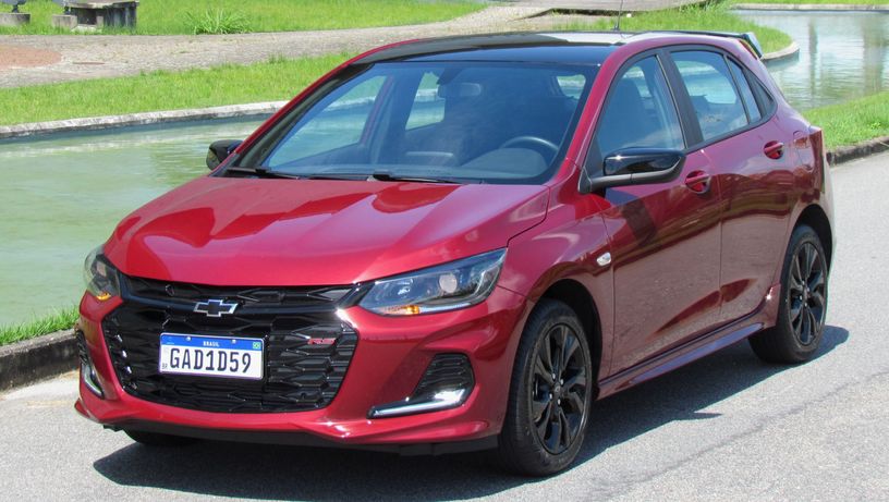 A versão RS é a única da linha do Onix a trazer cabine com revestimento de teto e colunas escurecidos.