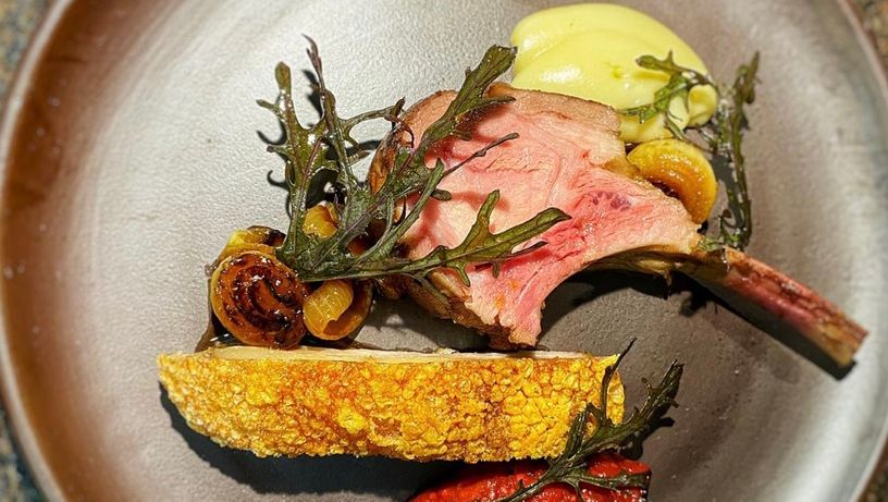 Leitão, ruibarbo e pastinaca, prato do menu degustação de verão do retsaurante Quinta dos Manacás, em Venda Nova do Imigrante