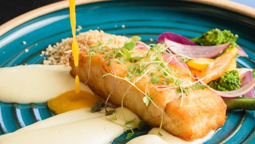 Peixe grelhado, purê de cará, legumes grelhados, farofa de panko e molho de pirão do restaurante Peppe, em Vitória