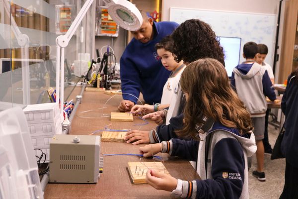 Alunos Primeiro Mundo no laboratório Maker