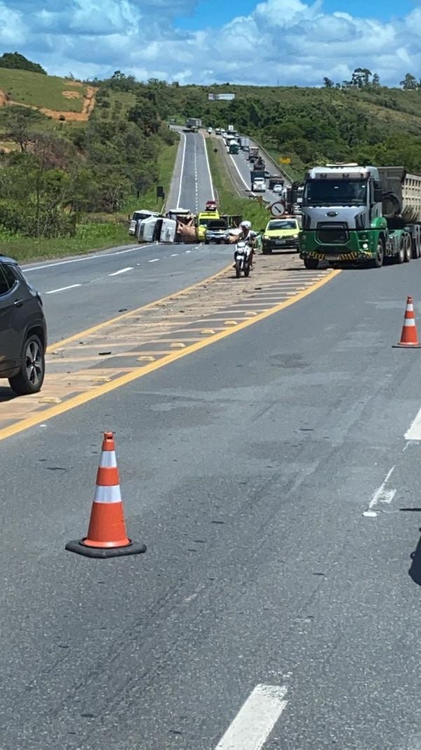 Um acidente entre duas carretas, um caminhão e quatro carros deixa o trânsito lento na BR 101, na Serra, logo depois da praça do pedágio, no sentido Vitória. O acidente aconteceu por volta das 10h20 desta quarta-feira (13)