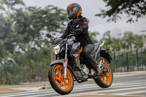 As qualidades da Honda CB 250F Twister foram preservadas na linha 2021, como seu baixo peso, 137 quilos, e afinada ciclística, que ajudam na maneabilidade