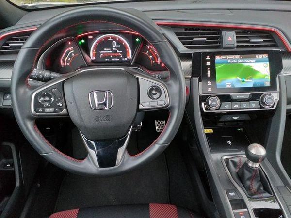 Em termos de conectividade, o Si traz um sistema multimídia de 7 polegadas, integrado ao Apple CarPlay e ao Android Auto