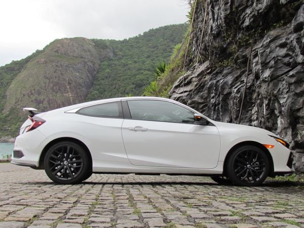 O Honda Civic Si ganhou aprimoramentos mecânicos e incorporou itens de conforto e conveniência