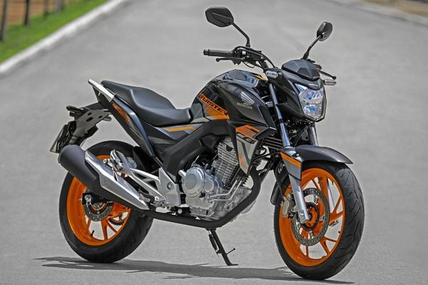 Os freios da Honda CB 250F Twister são a disco nas duas rodas, de 276 milímetros de diâmetro à frente e de 220 milímetros atrás