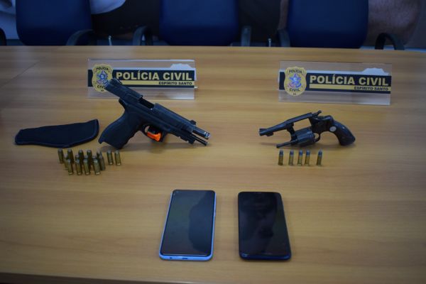 Pistola .40 que foi roubada de agente penitenciário e revólver calibre 32 usado no crime, no Morro do Moreno