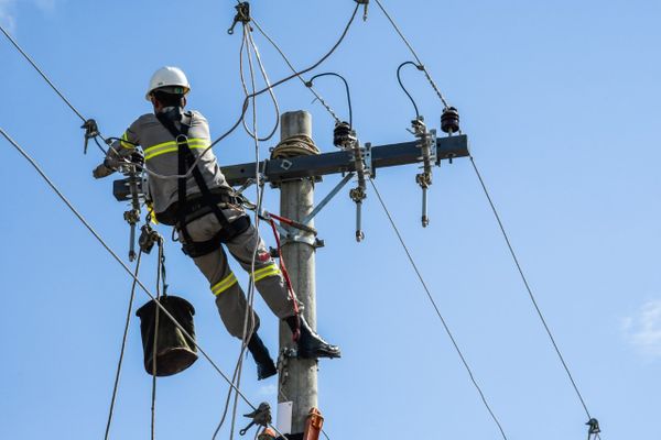 Profissional faz reparo na rede elétrica