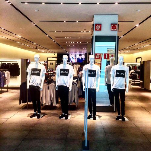 Rede varejista de roupas e acessórios está passando por reestruturação mundial. Pandemia da Covid-19 impactou resultados da empresa, que agora aposta nas vendas on-line