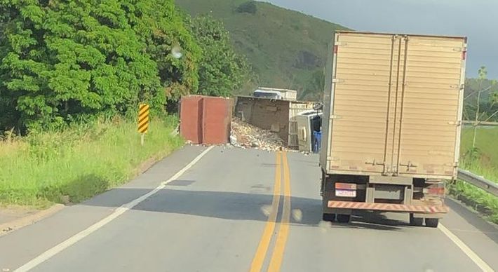 O acidente aconteceu na manhã desta quinta-feira (14) e um grande engarrafamento se formou na rodovia
