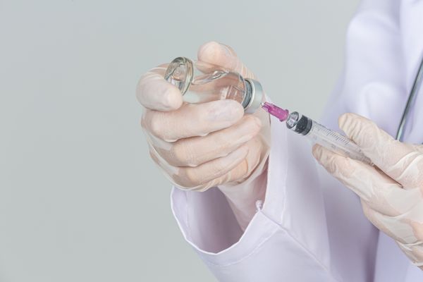 A Associação Médica Brasileira considera ser urgente o início da vacinação contra a Covid-19 no Brasil