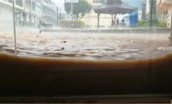 Chuva rápida alaga ruas de Muniz Freire