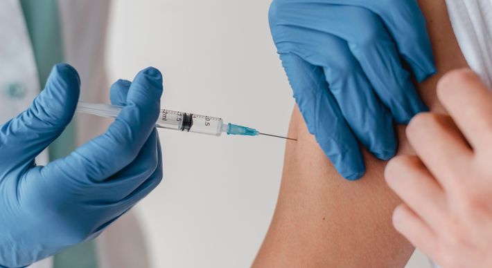 Muitas pessoas vacinadas correm para fazer o exame de detecção de anticorpos no sangue e... surpresa! O anticorpo não aparece ou está em níveis mínimos