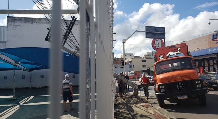 Apesar do susto, ninguém ficou ferido na ocorrência. O poste atingiu a grade do estacionamento de um supermercado na manhã desta sexta-feira (15)