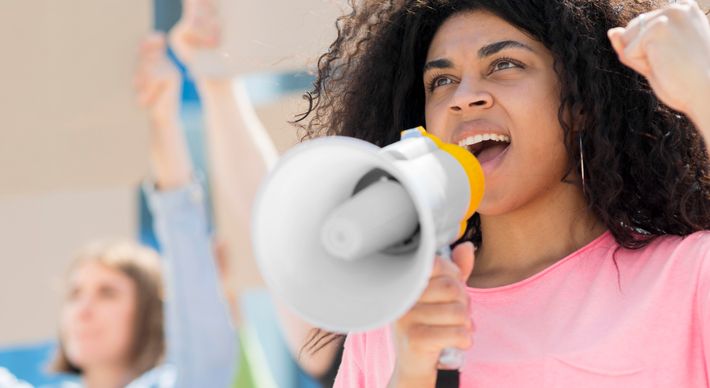 Sua defesa se faz com manifestações responsáveis, oportunas e tempestivas que devem ser feitas em alto e bom som, para não se correr o risco de amanhã ou depois ter-se que compreender como as democracias morrem