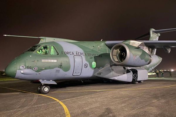 Avião de transporte KC-390 após levar 8 t de equipamento médico para Manaus, na quarta. Twitter FAB