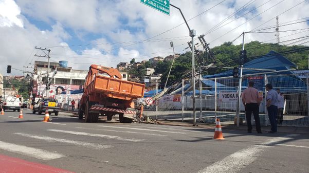 Caminhão derruba poste e bairros de Colatina ficam sem energia