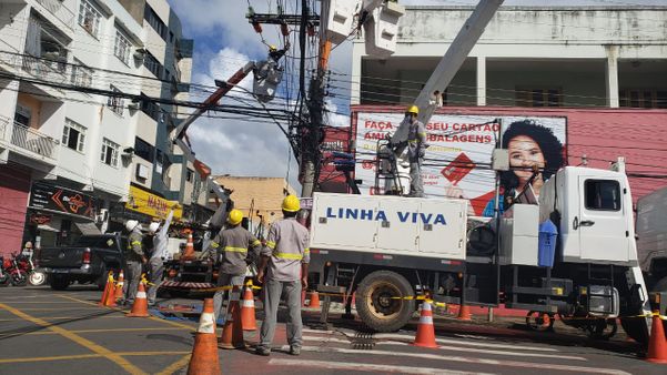 Caminhão derruba poste e bairros de Colatina ficam sem energia