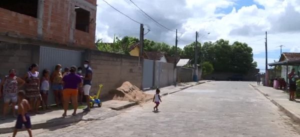 Os moradores do bairro Morro das Flores estão comprando água para beber