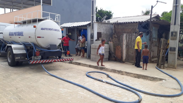 Os moradores do bairro Morro das Flores estão comprando água para beber
